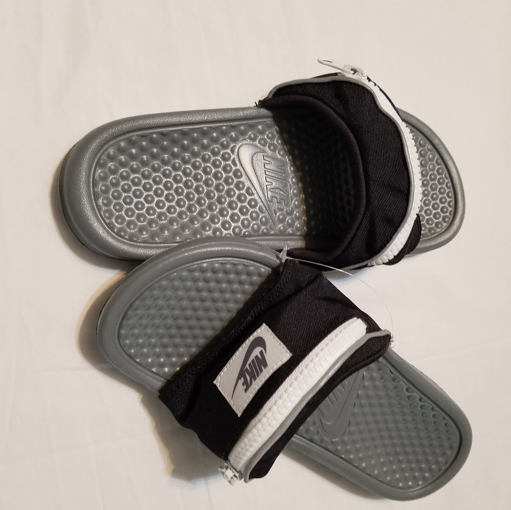 NWOT Slides with zipper pockets